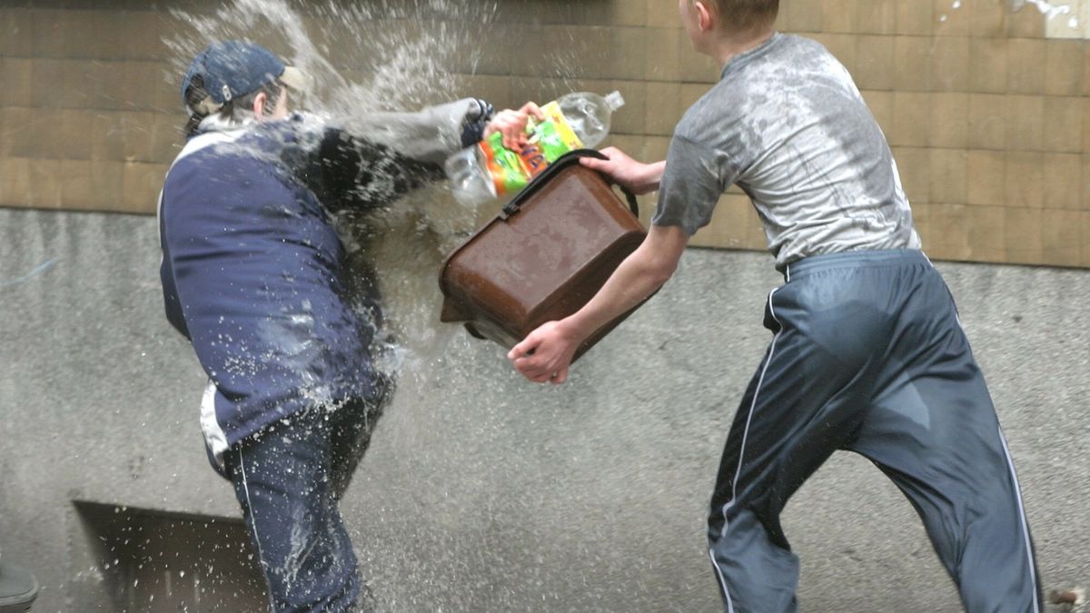 Jeśli podczas polewania wodą obie osoby dobrze się bawią, kary 