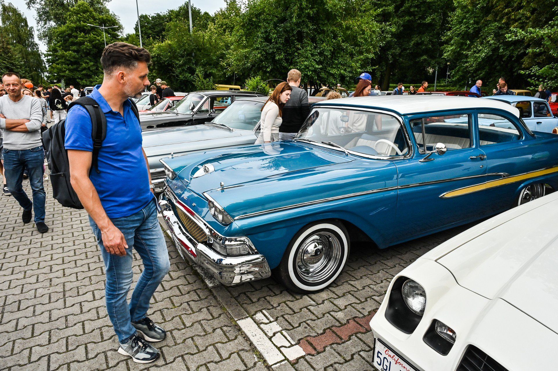 Pod Torbydem zaparkowały klasyczne polskie auta i zagraniczne perełki. Część z nich można zobaczyć na każdym zlocie, inne pojawiają się rzadziej. Za każdym razem nie brakuje nowych aut i ich miłośników, którzy lubią nie tylko popatrzeć na pojazdy, ale również o nich podyskutować.