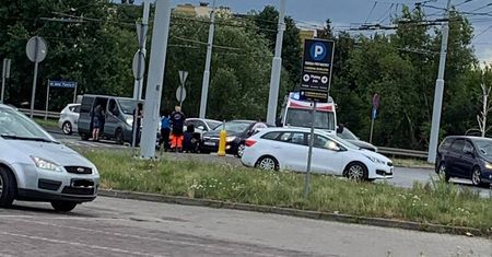 Utrudnienia na ul. Jana Pawła II. Przed rondem Kowcza zderzyły się pojazdy