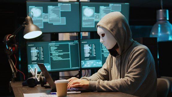Warto mieć się na baczności, bo po informacjach, które każdego dnia spływają do policji widać, iż aktywność przestępców jest bardzo duża, a pomysłowość nieograniczona. 
Tylko wczoraj (poniedziałek 19.05) dyżurny kluczborskiej komendy odebrał około dziesięciu telefonów od mieszkańców, którzy informowali o tym, że gdyby nie ich czujność, mogliby paść ofiarami oszustwa.