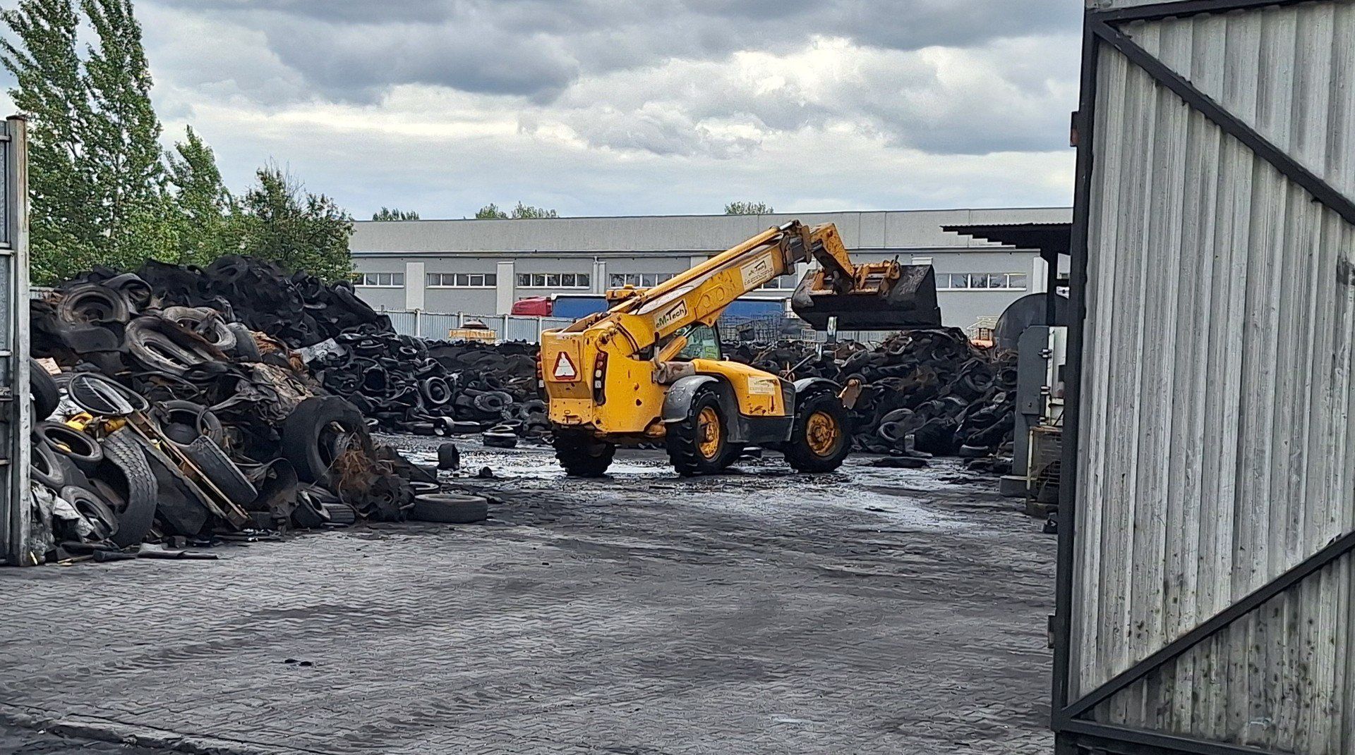 Po pożarze w zakładzie recyklingu opon w Toruniu