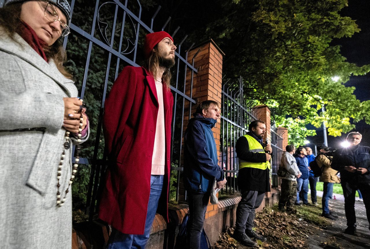 Orgia na plebanii. Odmawiali różaniec przed kurią