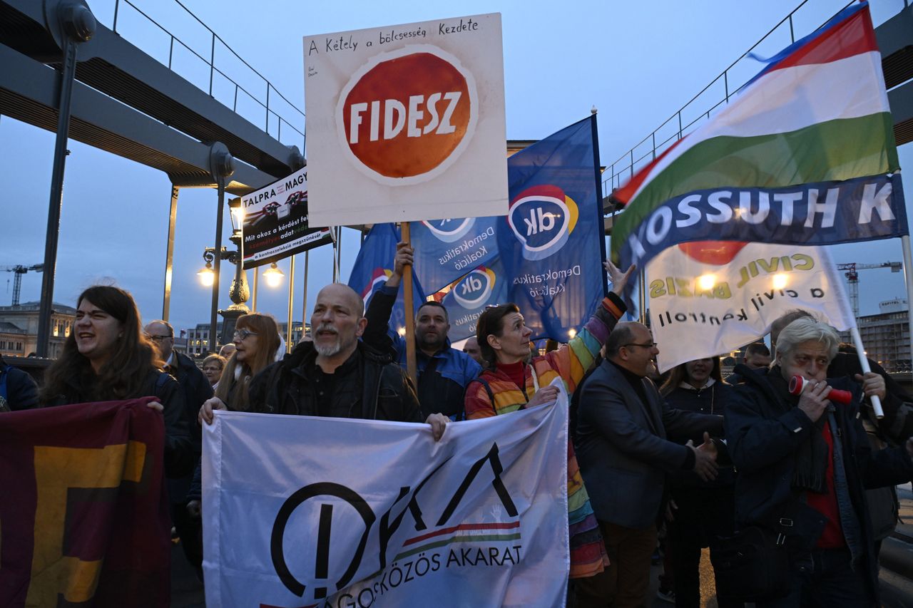 Protesters demand the resignation of Hungarian President Katalin Novak and former Justice Minister Judit Varga's withdrawal from public life because of a presidential pardon granted to the deputy head of a childrenâ��s home convicted of being accomplice in paedophile crimes, in Budapest, Hungary, 09 February 2024. EPA/Szilard Koszticsak HUNGARY OUT Dostawca: PAP/EPA.