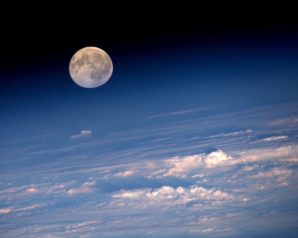 Podbój Księżyca nie będzie biwakiem. Zdjęcia NASA napawają grozą