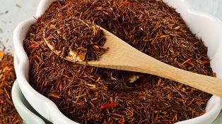 Zapomnieliśmy o tej herbacie, a szkoda. Pomaga zbić cukier i zmniejszyć stan zapalny w jelitach