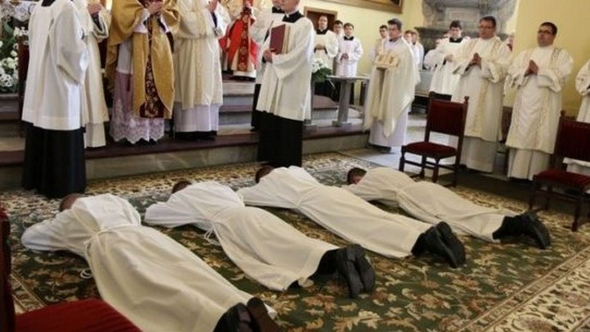 Biskup rozpoczyna rekrutację. Żonaci mężczyźni będą udzielać chrztu