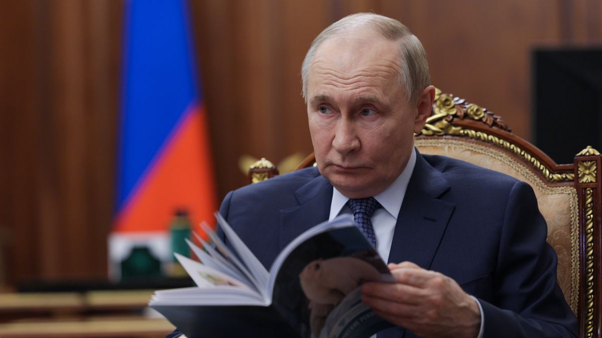 Russian President Vladimir Putin meets with Head of the Federal Service for Supervision of Natural Resources Svetlana Radionova in Moscow, Russia, 21 October 2025. EPA/ALEXANDER KAZAKOV / SPUTNIK / KREMLIN POOL MANDATORY CREDIT Dostawca: PAP/EPA.