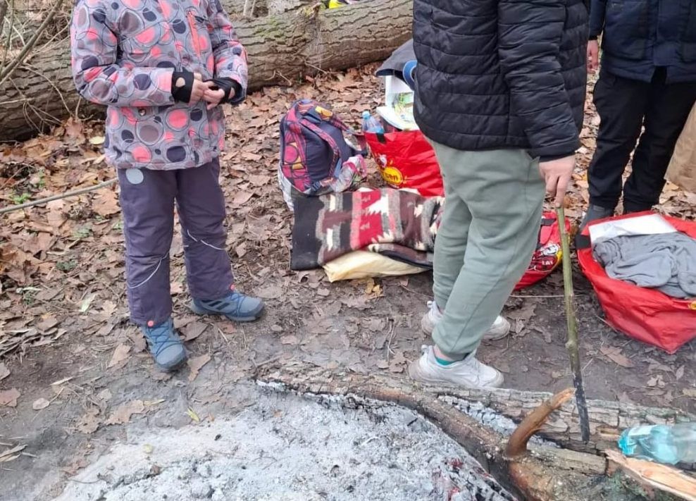 Warszawa: Matka z dwójką małych dzieci koczowała nad Wisłą. Interweniowały służby