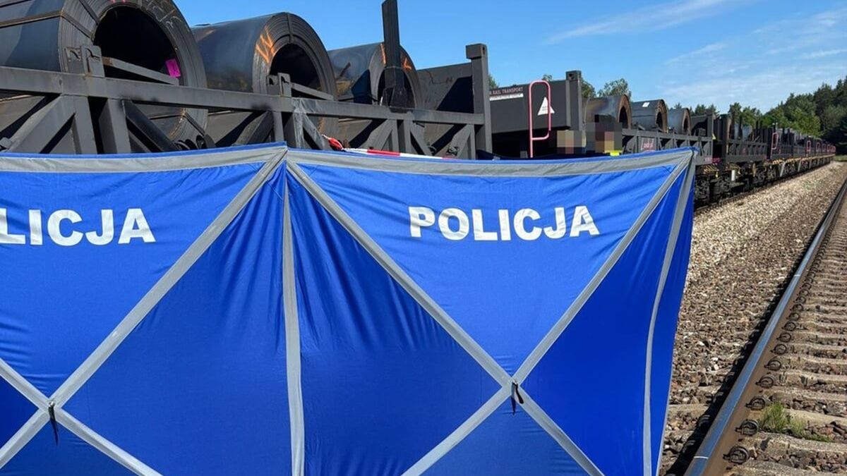 Pociąg towarowy przejechał po leżącym na torach mężczyźnie