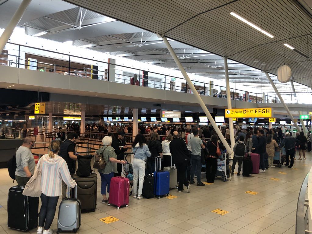 Kolejki na lotnisku w Amsterdamie są kosmicznie długie