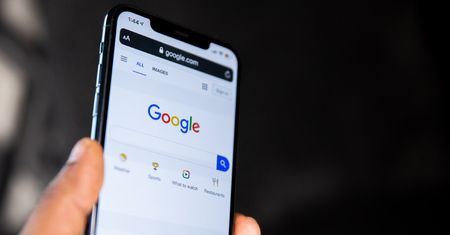 Ile Google płaci Apple za pozostanie domyślną wyszukiwarką w Safari?