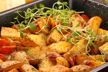 Mieszam i obtaczam w nich ziemniaczki. Mają nieziemsko chrupiącą skórkę i aksamitny środek