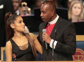 Biskup tłumaczy się z DOTKNIĘCIA PIERSI Ariany Grande na pogrzebie Arethy Franklin: "Może byłem zbyt przyjacielski, przepraszam"