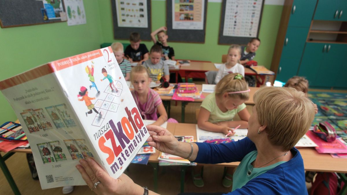 Zaj?cia szkolne w szkole podstawowej.
fot. Piotr Mecik/East News  Studzianki,  06.09.2016 Szkola Podstawowa w Studziankach N/Z Lekcja w klasie 1-3.
Piotr Mecik