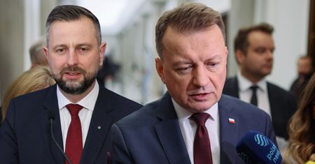 "Boi się własnego cienia". Jawnie szydził z szefa MON, poszło na żywo