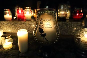 Tych rzeczy nie można robić we Wszystkich Świętych i Zaduszki? Zwyczaje i przesądy na 1 i 2 listopada