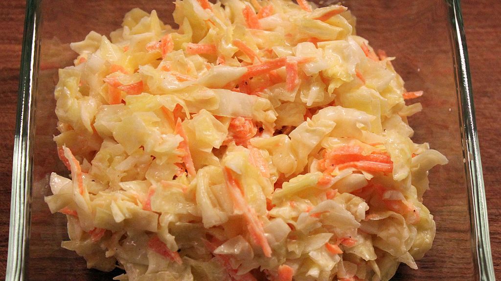 Coleslaw to surówka, która dobrze pasuje do wielu dań.