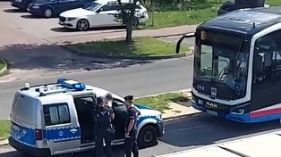Trzylatek sam wsiadł do autobusu i odjechał. Błyskawiczna akcja policji zakończyła się szczęśliwie