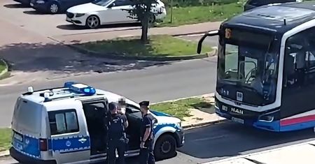Trzylatek sam wsiadł do autobusu i odjechał. Błyskawiczna akcja policji zakończyła się szczęśliwie