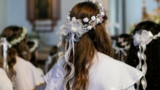 Polacy odchodzą od kopert. Wskazali nowy komunijny trend