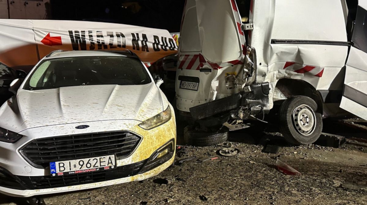 Wbił się golfem w sześć zaparkowanych pojazdów. Porzucił auto i uciekł z miejsca zdarzenia