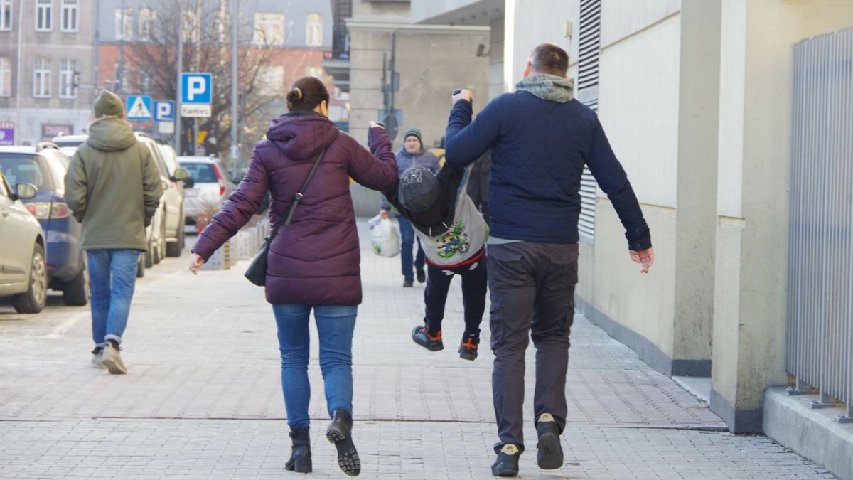 Stock Marek Bazak
PHOTO: ZOFIA I MAREK BAZAK / EAST NEWS   Warszawa N/z rodzice z dzieckiem na spacerze, wspolne zabawy
ZOFIA BAZAK