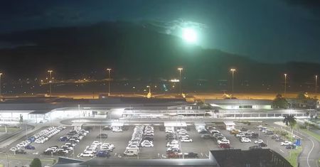 Wielki rozbłysk i wybuch meteoroidu niedaleko lotniska. Film wygląda zjawiskowo