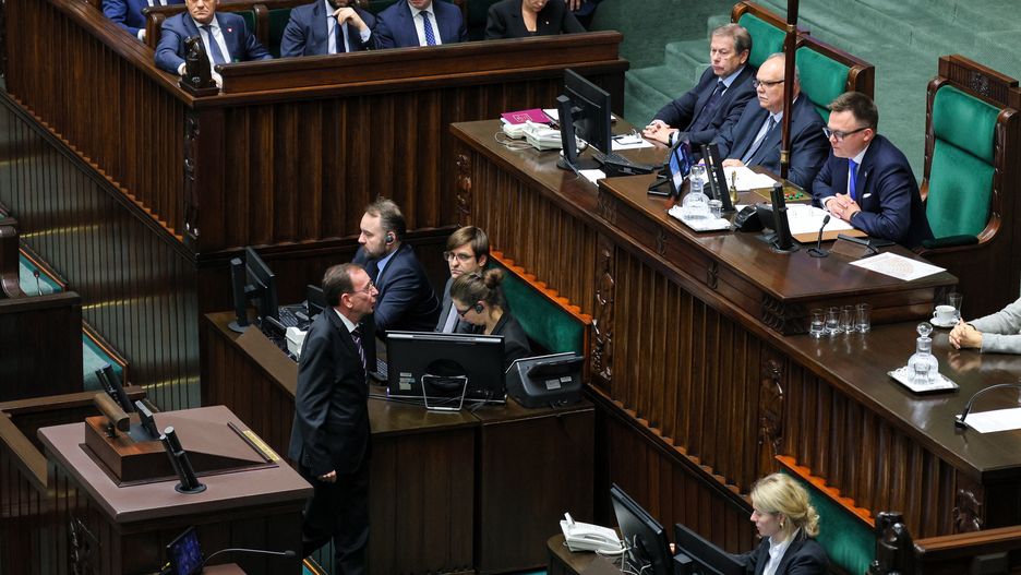 Warszawa, 21.12.2023. Poseł PiS Mariusz Kamiński (L) i marszałek Sejmu Szymon Hołownia (P) na sali obrad Sejmu w Warszawie, 21 bm. Marszałek Sejmu stwierdził wygaśnięcie mandatów posłów Mariusza Kamińskiego i Macieja Wąsika. Sąd Okręgowy w Warszawie 20 grudnia 2023 r. skazał prawomocnym wyrokiem posłów Mariusza Kamińskiego i Macieja Wąsika na kary dwóch lat pozbawienia wolności. (ad) PAP/Paweł Supernak