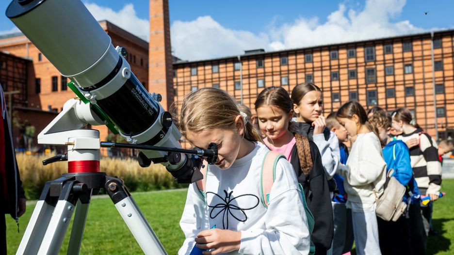 Dla uczniów I Piknik Astronomiczny Astrobaza Bydgoszcz był nie tylko okazją do świetnej zabawy, ale także szansą do zdobycia nowej wiedzy o kosmosie.