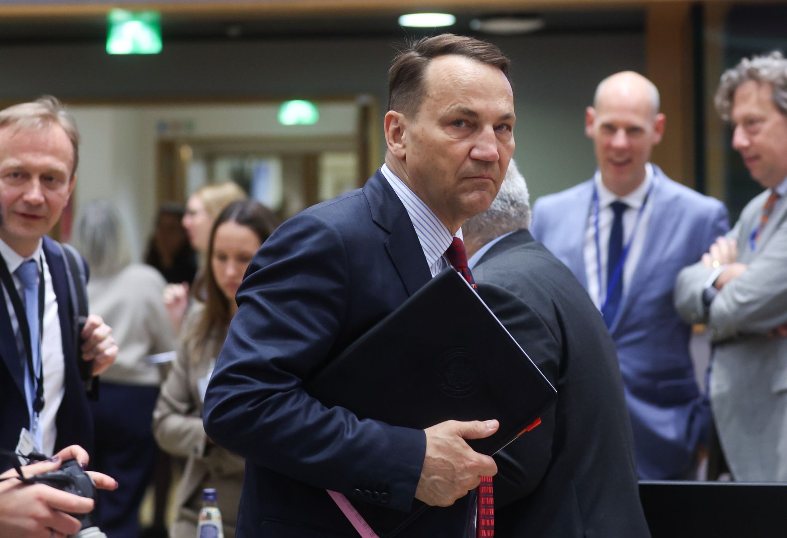 EU Foreign Affairs Council meeting in Brussels
epa11372830 Polish Foreign Minister Radoslaw Sikorski arrives at the start of European Foreign Affairs Council meeting in Brussels, Belgium, 27 May 2024. EU Foreign Affairs Ministers will discuss the Russian aggression against Ukraine, latest developments in Venezuela and the situation in the Middle East.  EPA/OLIVIER HOSLET 
Dostawca: PAP/EPA.
OLIVIER HOSLET