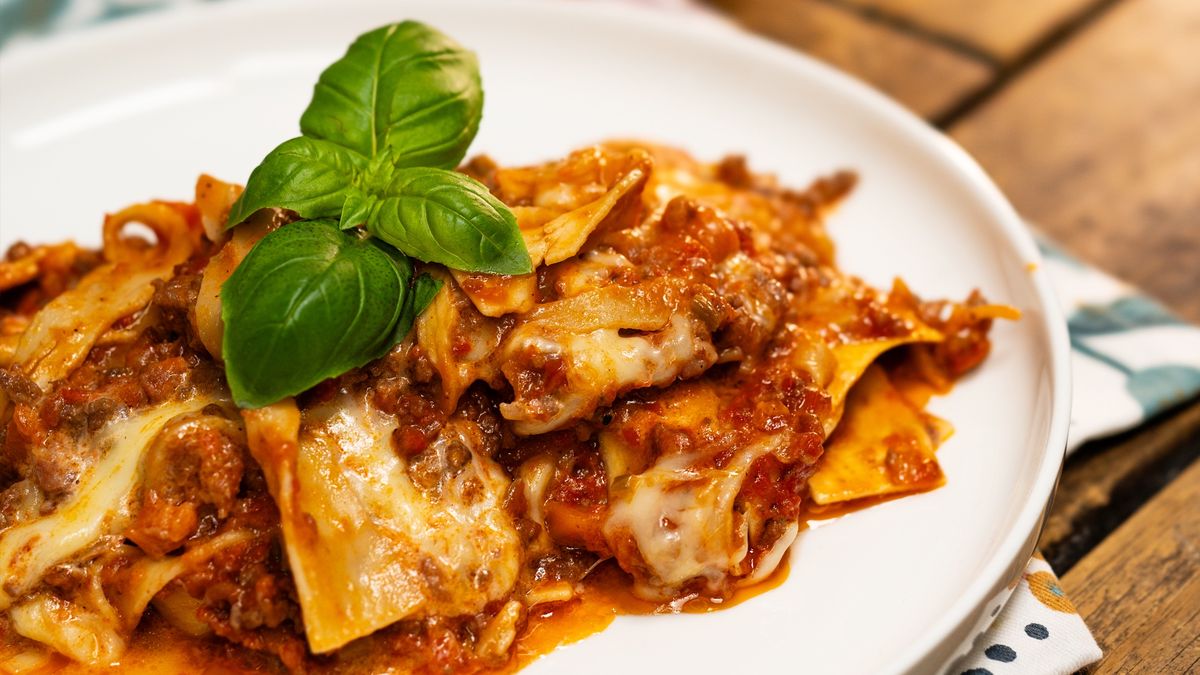 Szybka lazania z mięsem i sosem