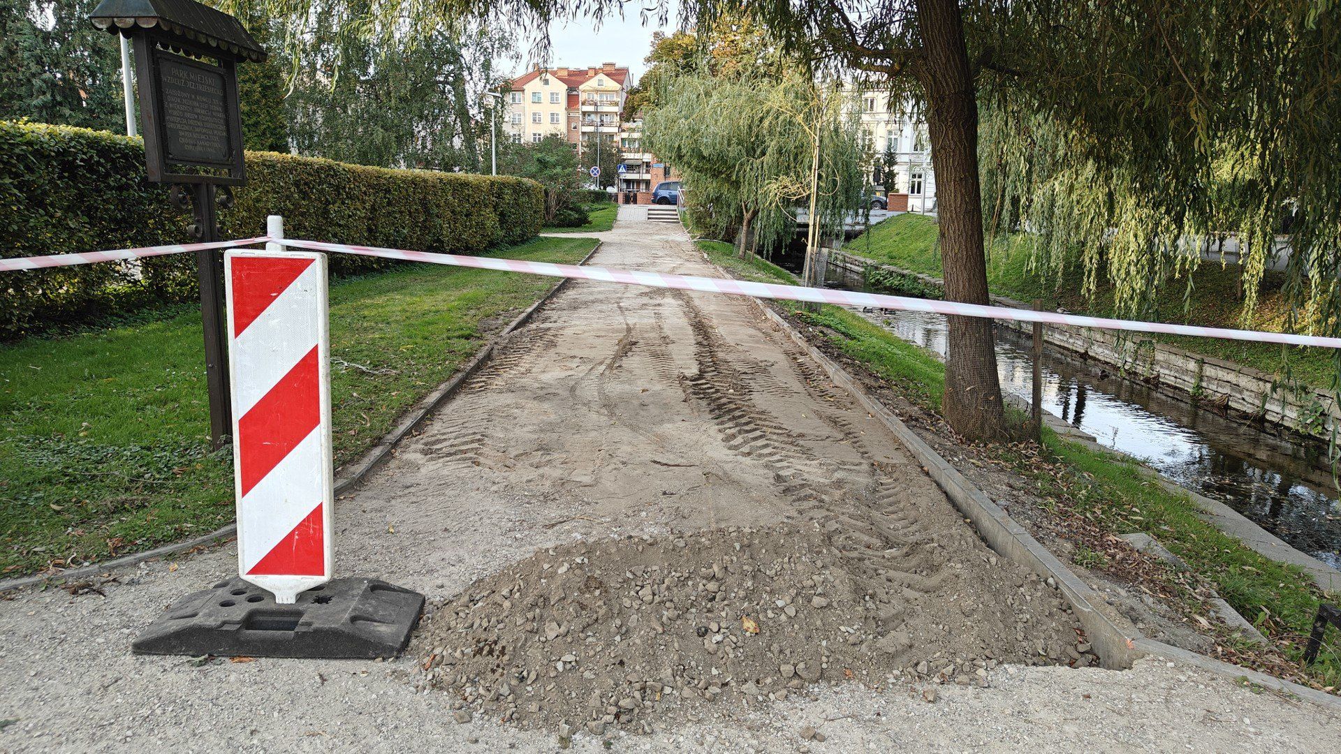Trwa remont alejek w szczecineckim parku miejskim