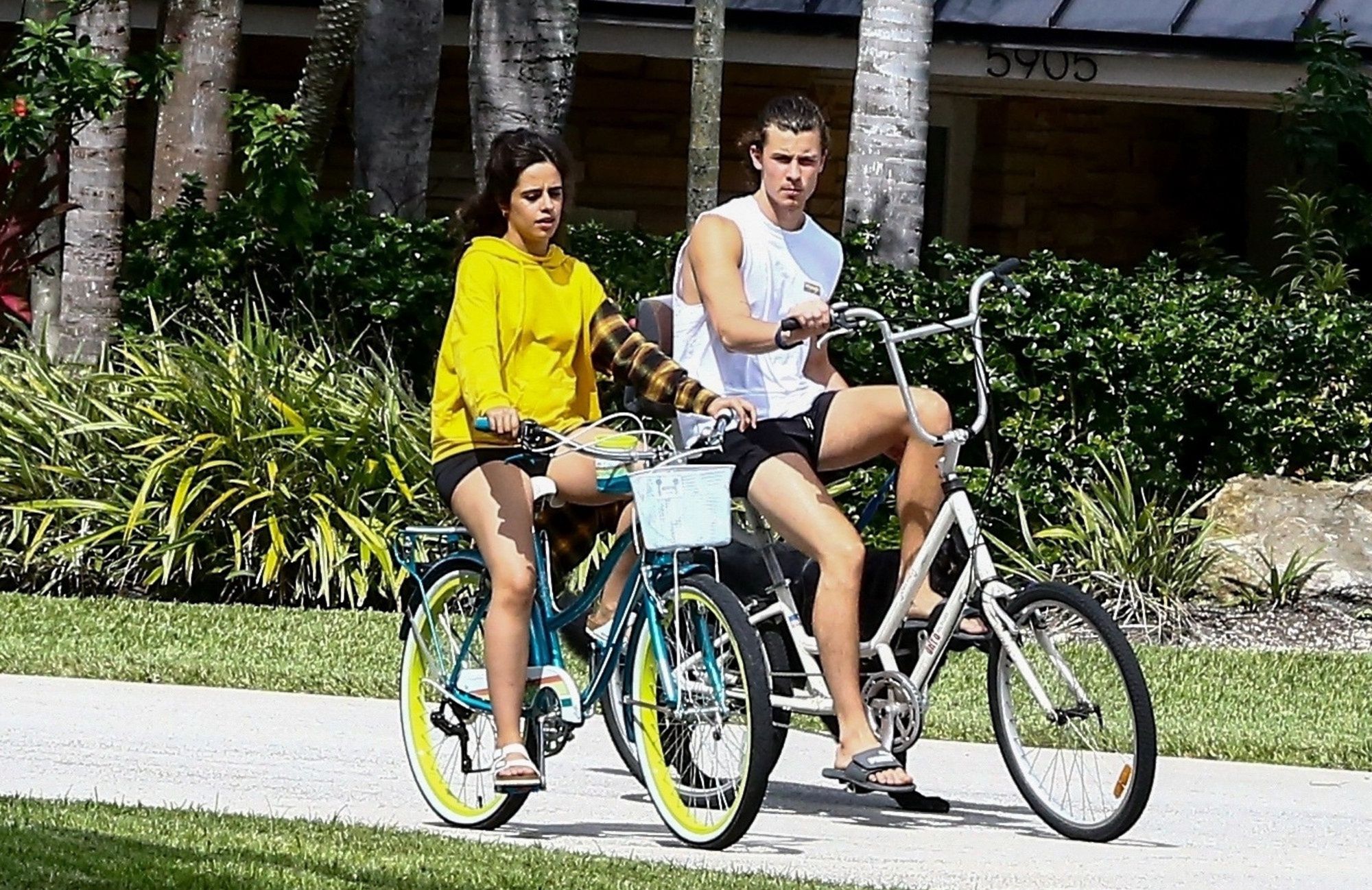 Camila Cabello i Shawn Mendes na rowerowej przejażdżce