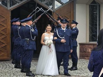 Pszczyna: Honorowa asysta policyjna na ślubie Jagody i Tomasza