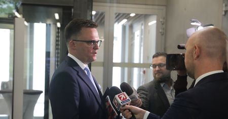 Trzaskowski nie chce debaty. Jest komentarz Hołowni