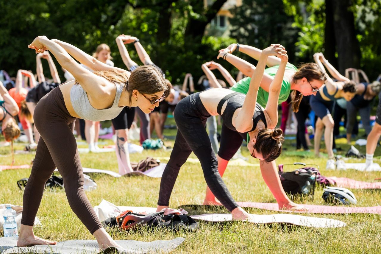 "Joga na trawie" w Bydgoszczy. Sobotnie ćwiczenia w parku Kochanowskiego