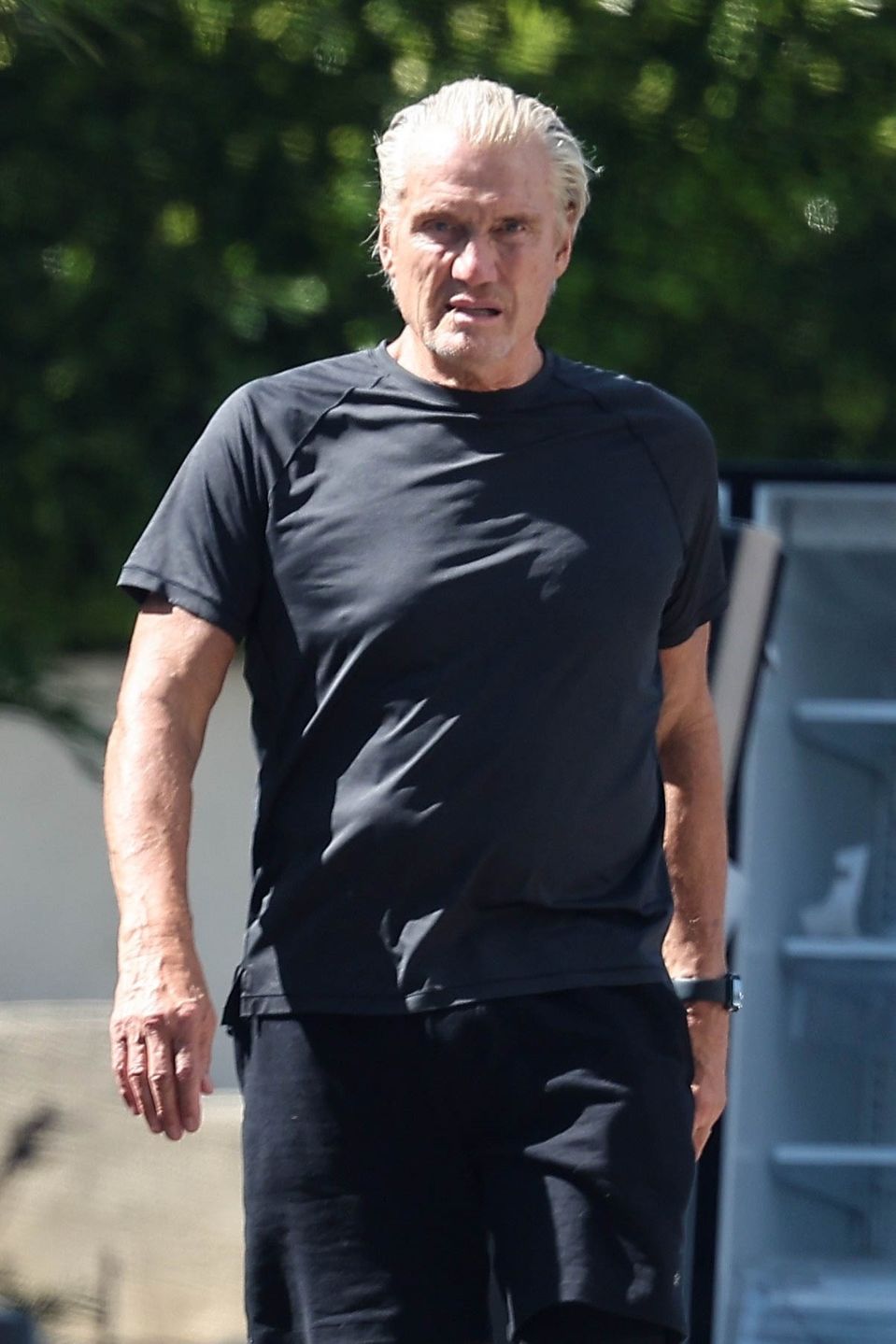 Dolph Lundgren "rozciąga kości" na spacerze z ukochaną