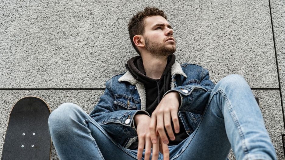 Stylizacje z kurtką jeansową. Oto jak nosić ją wiosną
