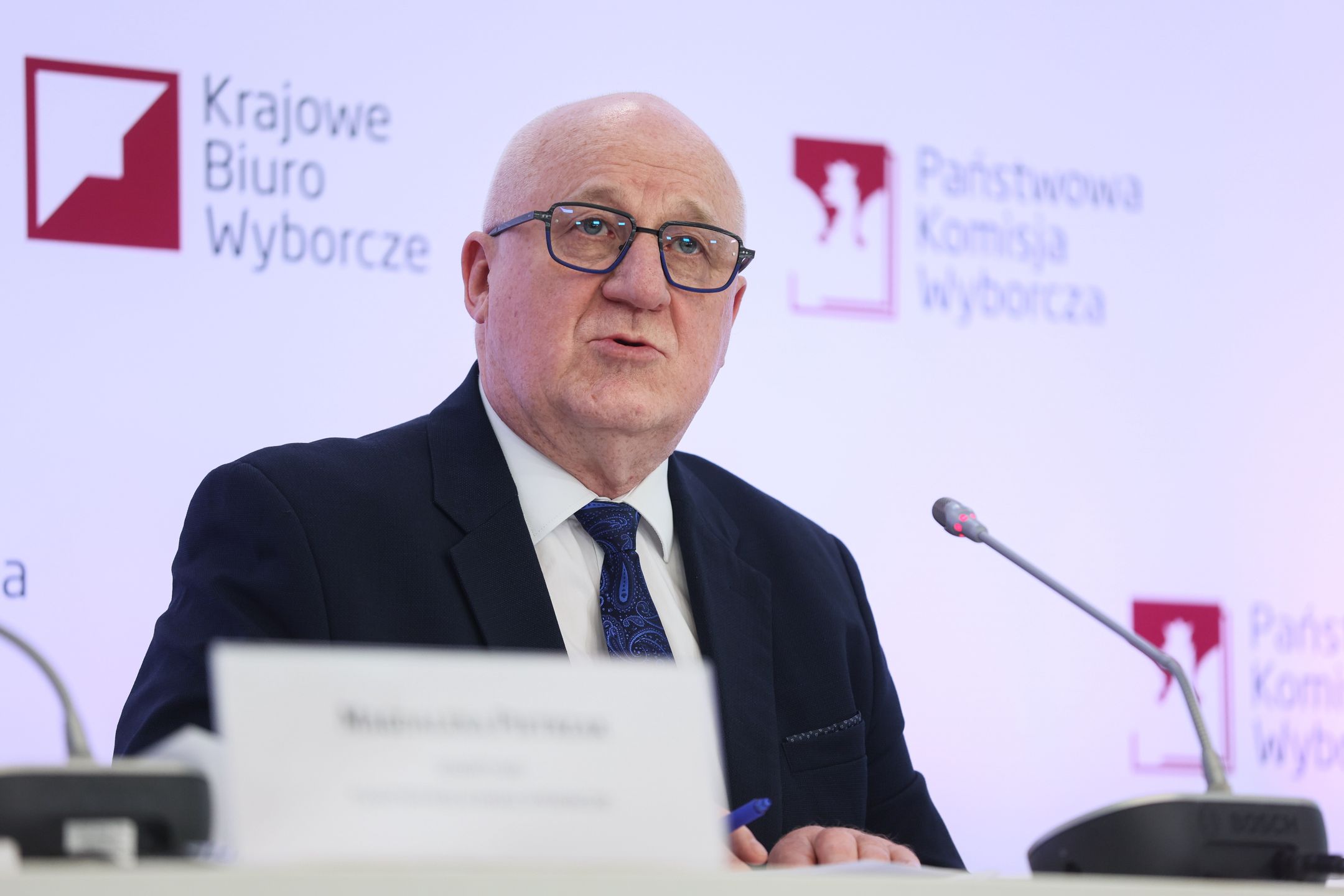 Warszawa, 19.04.2024. Wybory samorządowe 2024 - II tura. Przewodniczący Państwowej Komisji Wyborczej Sylwester Marciniak na konferencji prasowej w siedzibie Państwowej Komisji Wyborczej w Warszawie, przed rozpoczęciem ciszy wyborczej, 19 bm. W najbliższą niedzielę 21 kwietnia odbędzie się druga tura wyborów samorządowych. Choć głosować będą mieszkańcy tylko niektórych polskich miast, cisza wyborcza obowiązywać będzie w całym kraju do czasu zamknięcia lokali wyborczych. (mr) PAP/Leszek Szymański