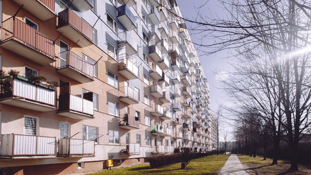 Sidewalk along tall flat
Sidewalk along tall flat
Pawel Wewiorski