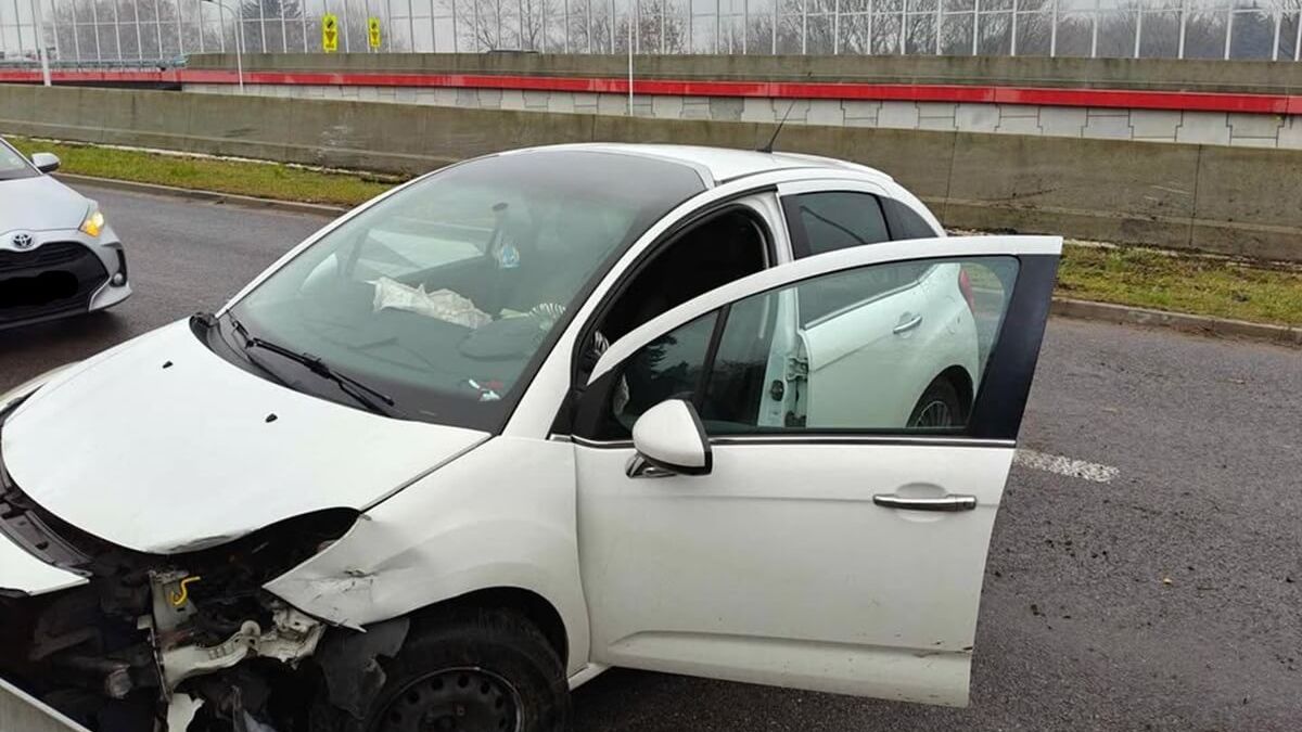 Kierująca citroenem uderzyła w betonową barierę na łuku drogi