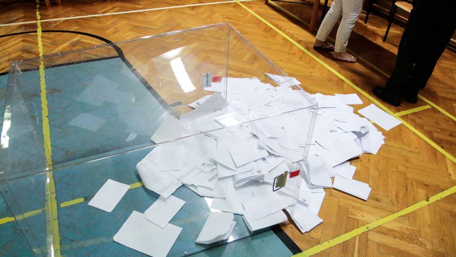 urna, głosowanie, karta do głosowania, komisja wyborcza