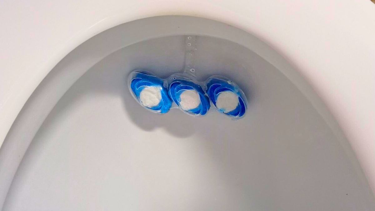 Tak zawieszona kostka do WC to hit internetu 