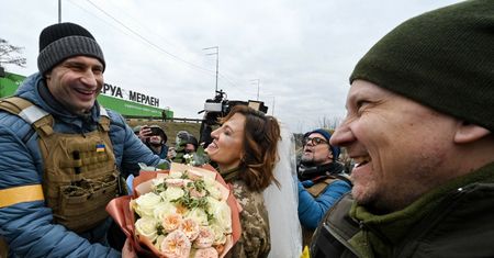 Ślub żołnierzy w warunkach polowych. Pogratulował im Witalij Kliczko
