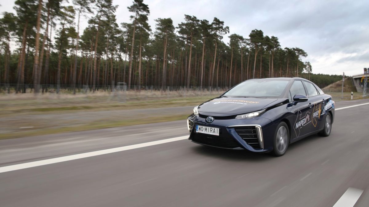 Wodorowa Mirai odnajduje się na autostradach bez większego problemu