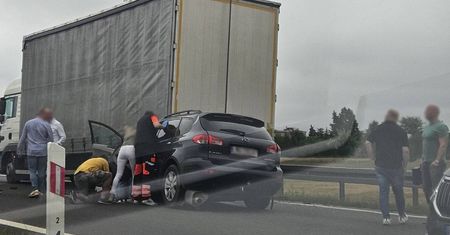 Groźny wypadek na wjeździe do Lublina. Subaru wbiło się w tył samochodu ciężarowego. Trwa akcja ratunkowa