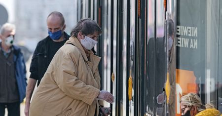Warszawa. Szykują się kontrole i kary. Pasażerowie komunikacji miejskiej nie noszą maseczek