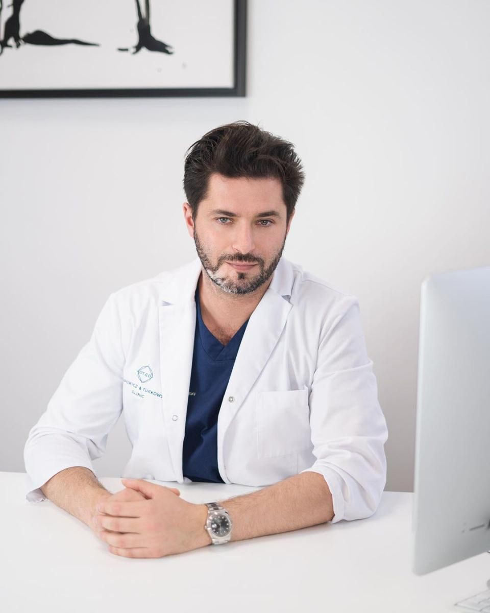 Dr Pokrowiecki to chirurg, który zajmuje się zabiegami feminizacji i maskulinizacji twarzy