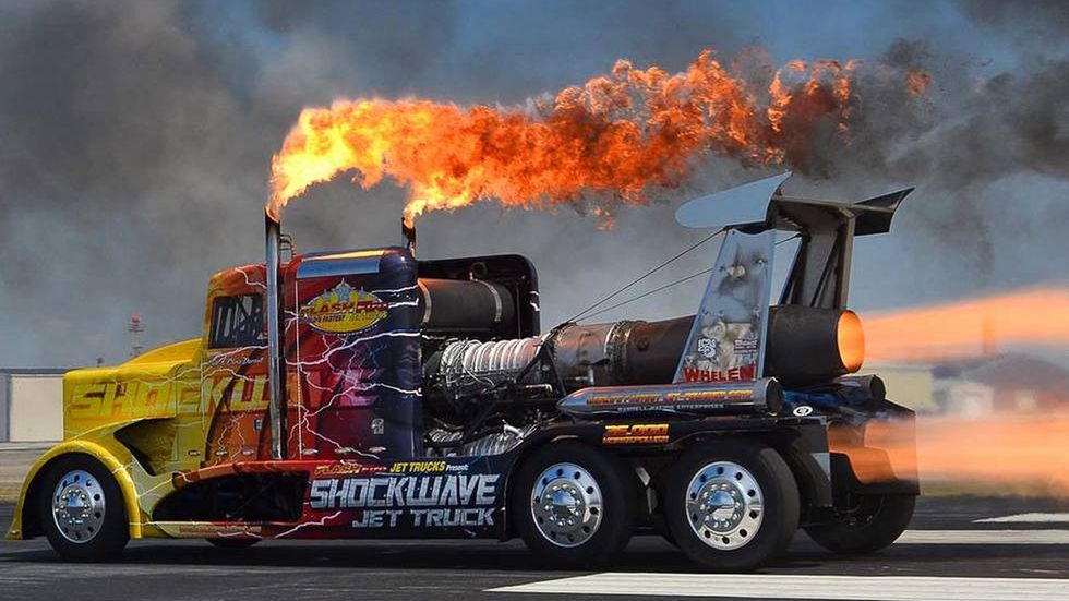 605 km/h! Tak jeździ Shockwave - najszybsza ciężarówka świata 1