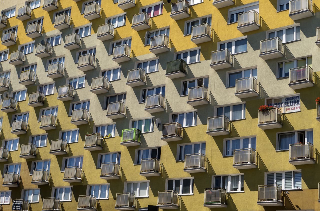  Sąsiad pali na balkonie. Zakazać w Polsce raz na zawsze?